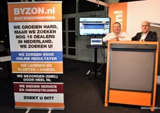 Dirk Minnaard en Jaap Schouten (rechts) van Byzon Buitenzonwering, een fabriek en groothandel in rolluiken, screens, zonneschermen en markiezen. "Wij bieden onze dealers een complete marketing- en verkoopformule met internetondersteuning en gebiedsbescherming."